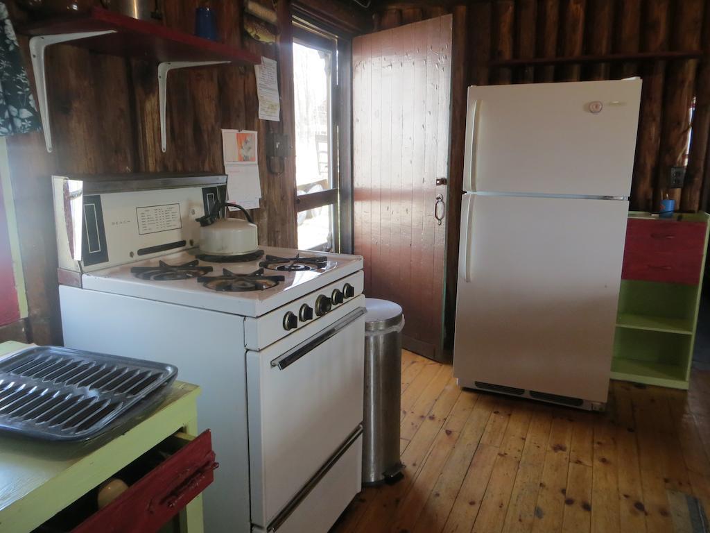 Lake Wolsey Cabins Hotel Gore Bay Екстериор снимка
