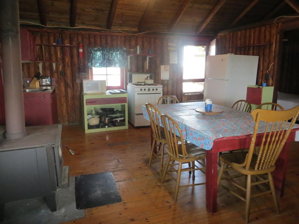 Lake Wolsey Cabins Hotel Gore Bay Екстериор снимка