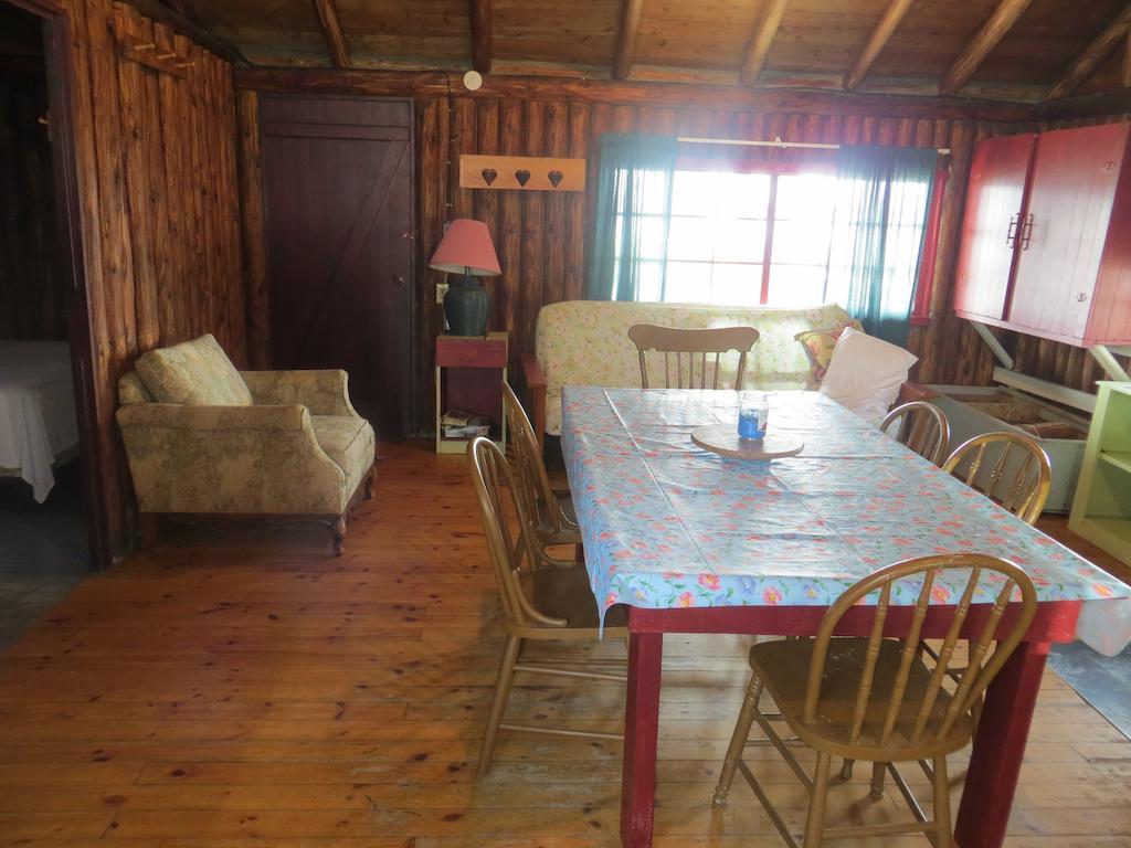 Lake Wolsey Cabins Hotel Gore Bay Екстериор снимка