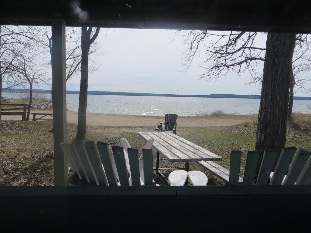 Lake Wolsey Cabins Hotel Gore Bay Екстериор снимка