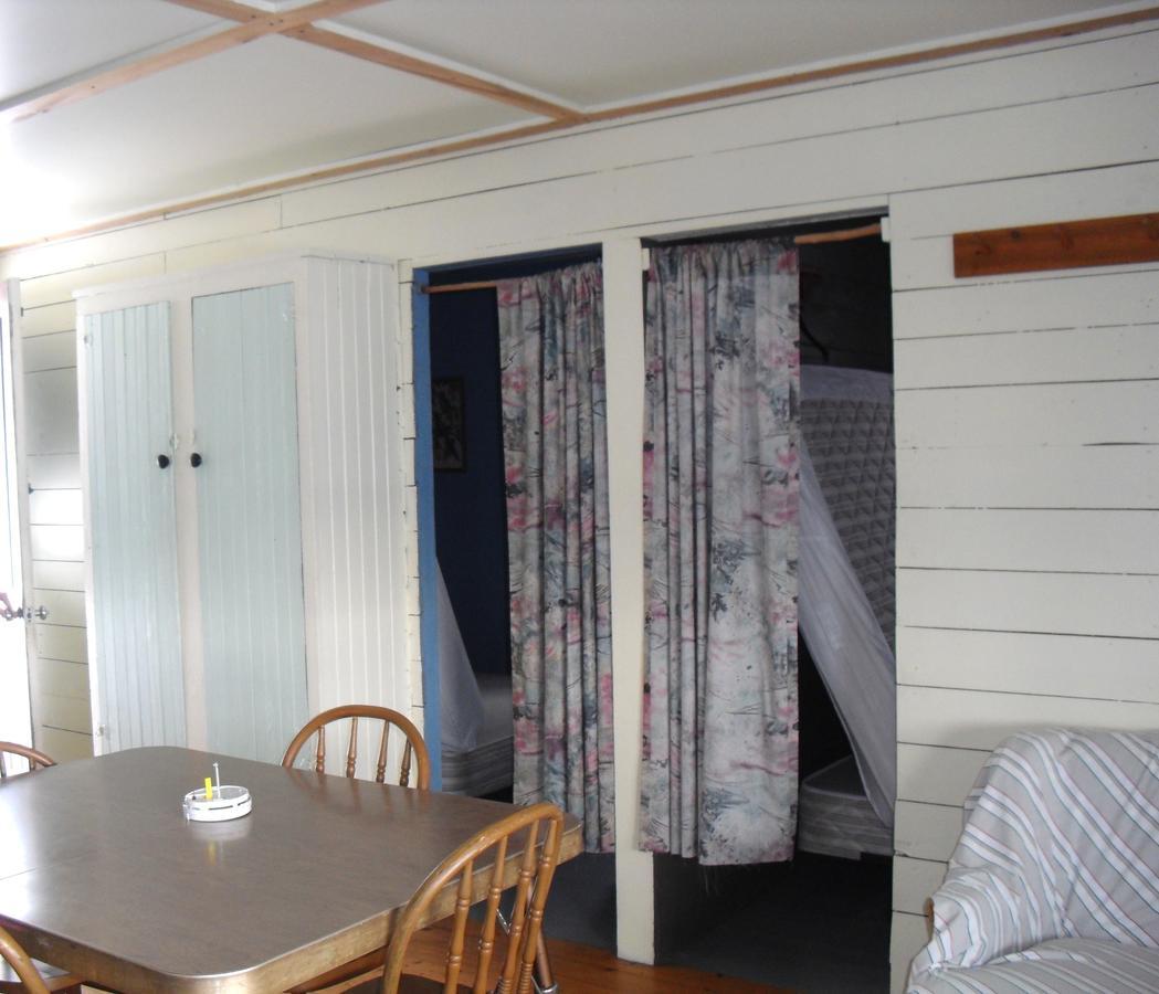 Lake Wolsey Cabins Hotel Gore Bay Екстериор снимка